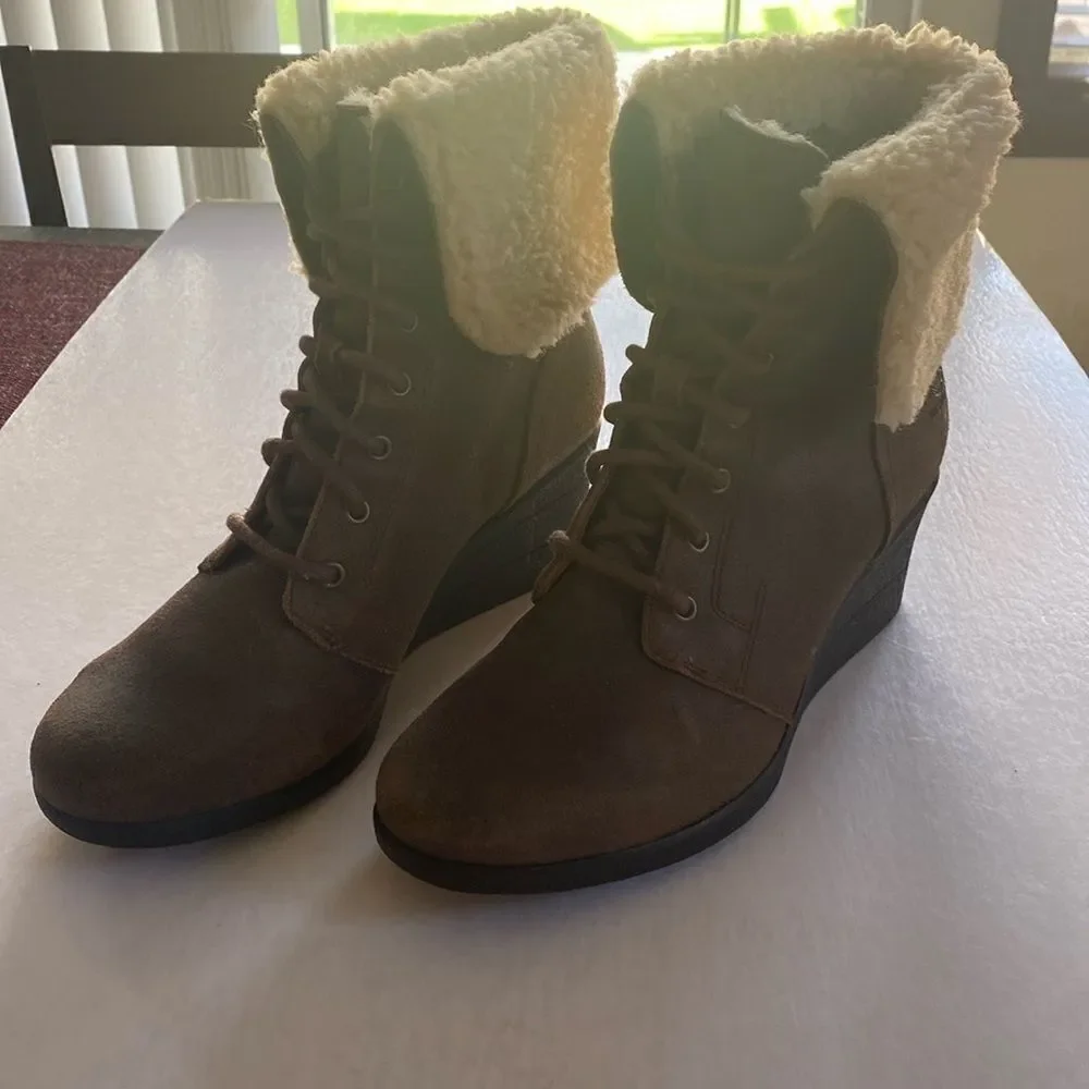 UGG Women’s Brown Leather Genuine Sheepskin Brown Winter Boots Size 9